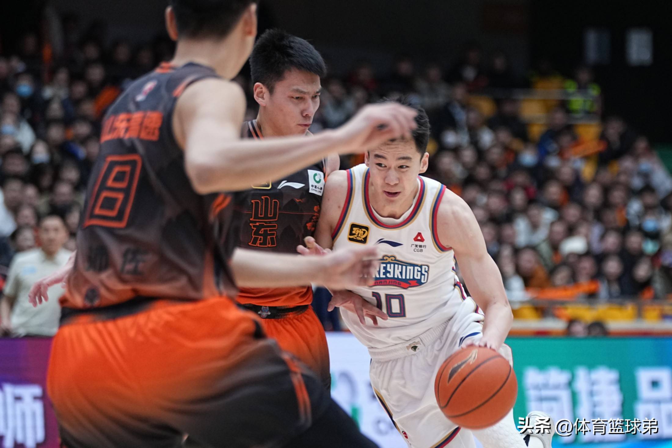 爱游戏入口 -今晨体能课后，山东男篮回应争议备战葡超，引发热议，更衣室氛围转暖 