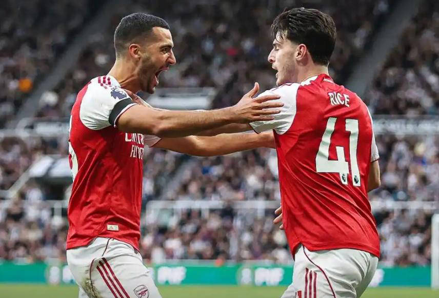 爱游戏平台 -纽卡斯尔训练开放日；转会期主帅复盘引欢呼；国王杯在即；细节决定成败(高情商训练营)