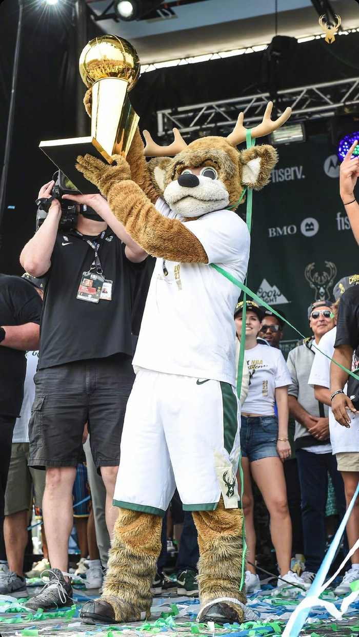 冲刺阶段密尔沃基雄鹿调整名单以备意大利杯；外线爆发环节打磨；球迷炸锅；更衣室氛围转暖的简单介绍